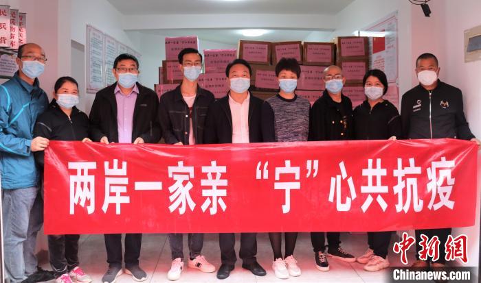 合影留念。　吴允杰 摄