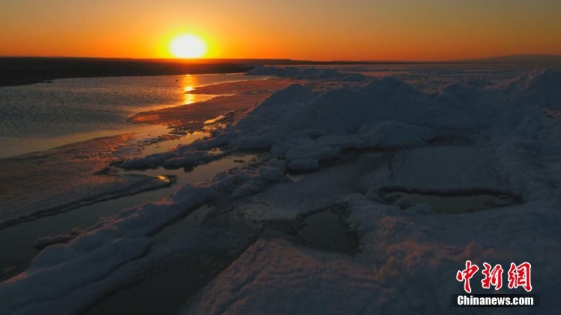 新疆乌伦古湖冰面“开湖”