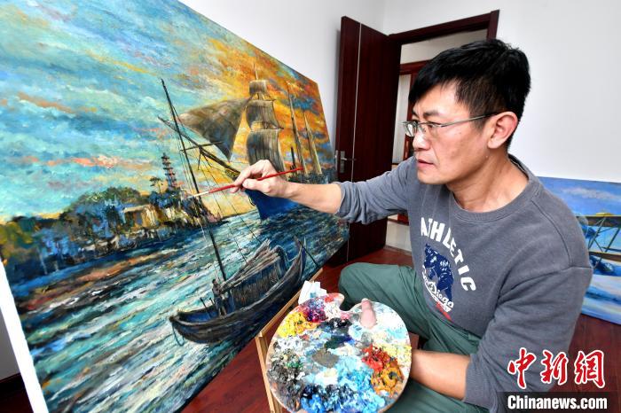 在榕台胞“追溯”船政历史巧手绘画制模型