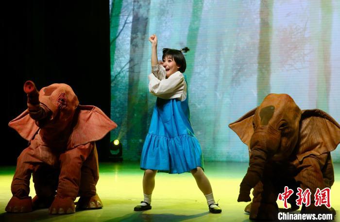 21日，北京演艺集团发布第八届五月演出季，图为儿童剧《耗子大爷起晚了》剧照。　<a target='_blank' href='/'>中新社</a> 易海菲 摄