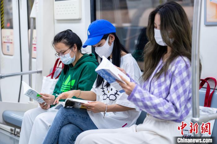 郑州地铁“书香专列”上线千册图书、海量电子书等免费送