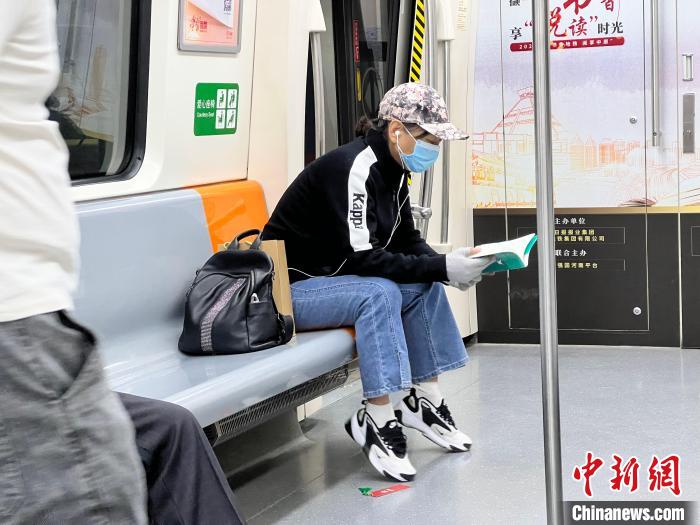 图为郑州地铁上的市民“阅读时刻”。　郑州地铁集团供图