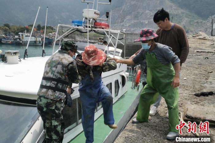 受伤渔民顺利被送上岸并前往医院治疗。　福州海警局供图