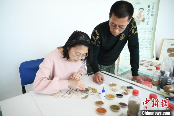 图为刘永山正在指导粮食画爱好者学习粮食画制作。　刘建斌 摄