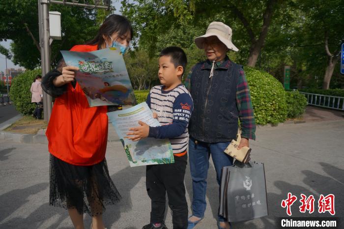 图为志愿者向市民介绍世界地球日科普知识。　韩章云 摄