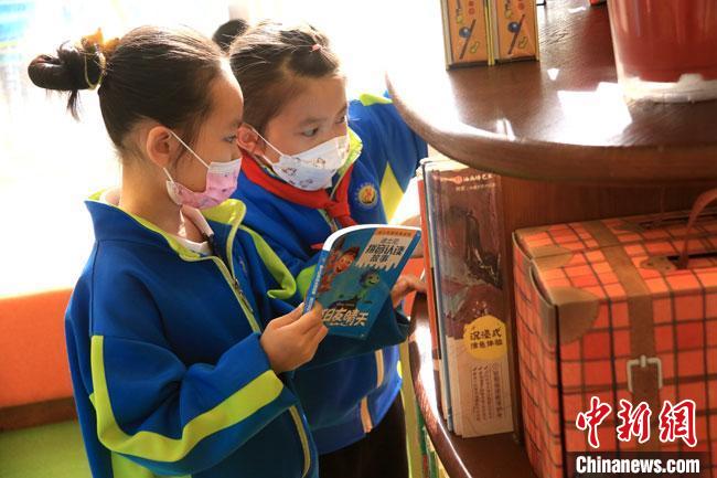 4月23日，不少民众走进书局阅读图书，品味书香，学习敦煌文化，享受读书快乐。　黄燕 摄