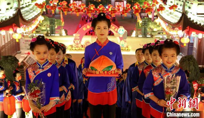 23日零时，祖庙钟鼓齐鸣，7位湄洲女手捧寿桃，祝福妈祖生日快乐。　林春盛 摄
