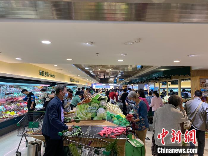 25日，消费者在朝阳区菜鲜果美精品超市选购商品。受访者供图