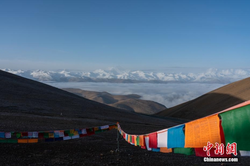 西藏珠峰现壮阔云海景观