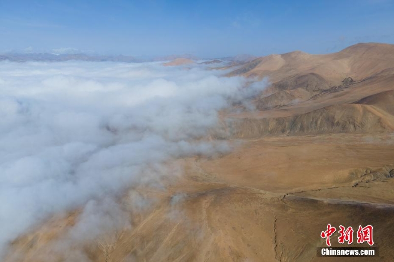 西藏珠峰现壮阔云海景观