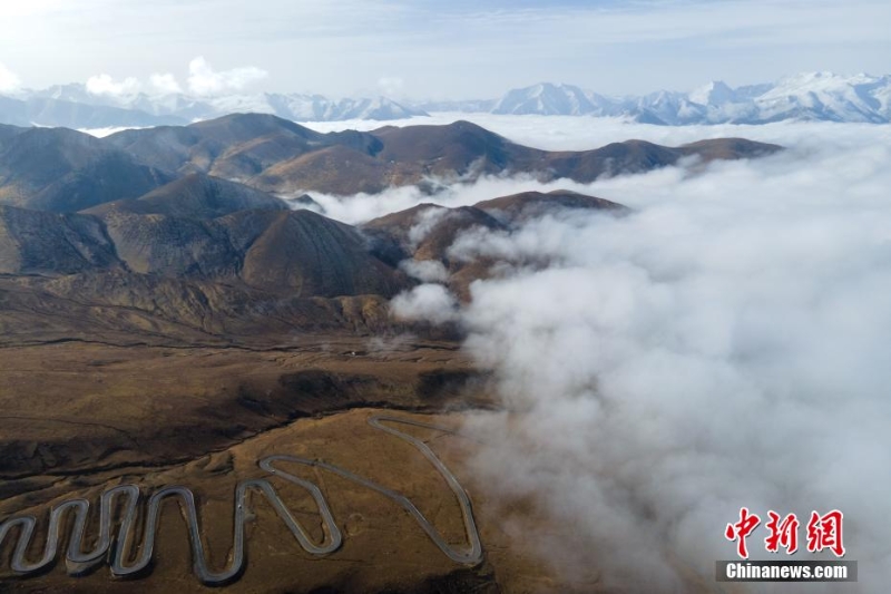 西藏珠峰现壮阔云海景观