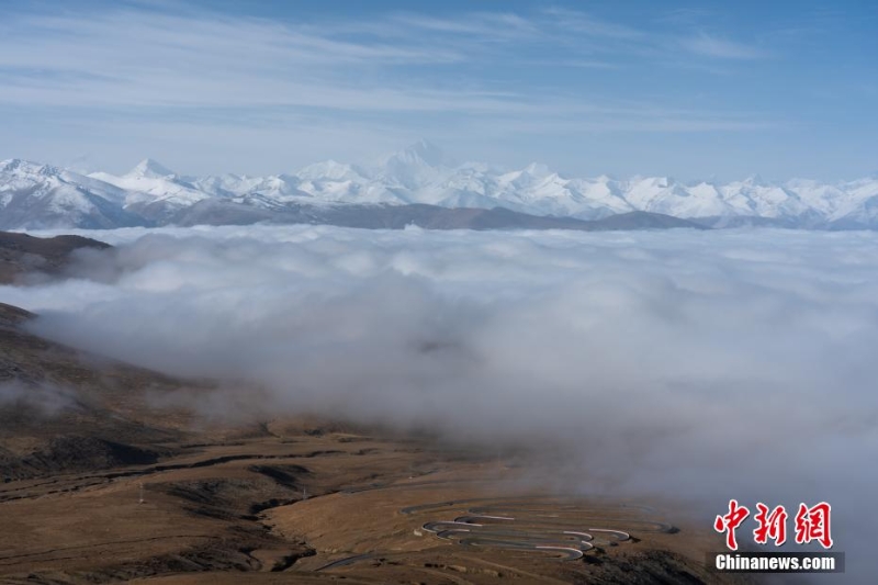 西藏珠峰现壮阔云海景观