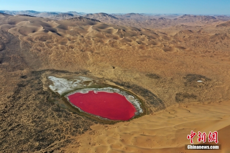 巴丹吉林沙漠镶嵌数十个沙漠湖泊 如同璀璨宝石