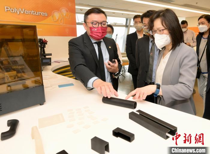 香港特区政府创新科技署署长潘婷婷近日到访不同大学及初创企业，了解本地抗疫科技产品的研发和应用。　香港特区政府新闻网 摄