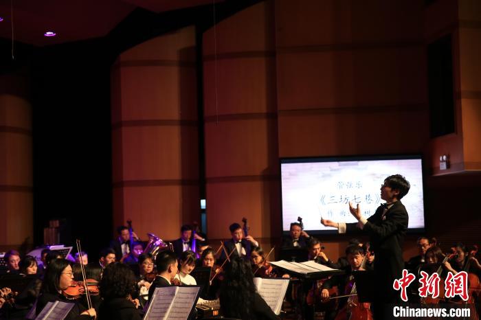 福州海峡交响乐团《青春放歌》交响音乐会在福州倾情献演。　秦戈 摄