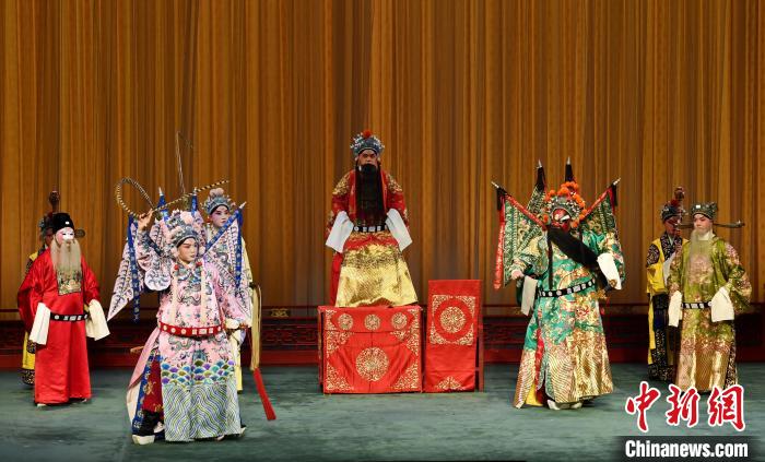 4月29日晚，由福建京剧院复排的经典传承武戏《伐子都》在福州通过官方抖音号进行线上直播首演。　 巫晓波 摄