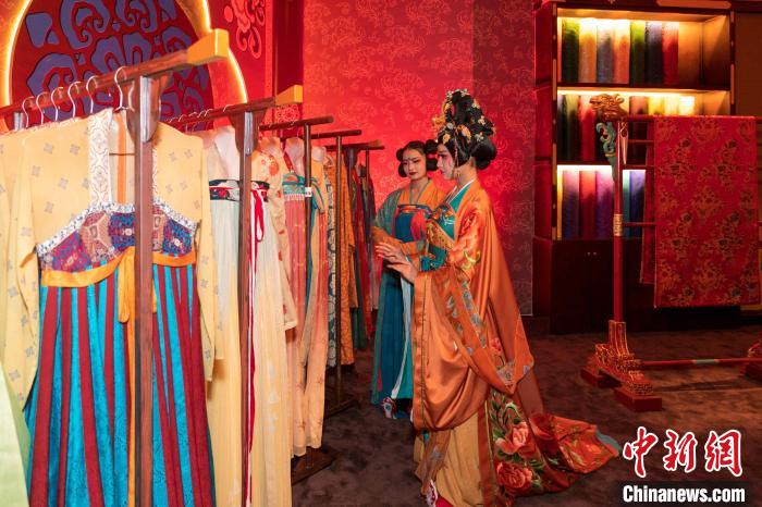 《寻梦·芙蓉里》表演中，大唐仕女正在挑选服饰。　西安市曲江新区供图