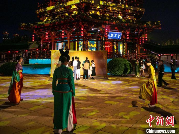 《寻梦·芙蓉里》表演中，穿着唐朝服饰的演员正在玩蹴鞠。　西安市曲江新区供图