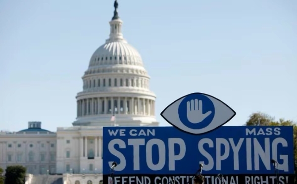 2013年10月26日，在美国首都华盛顿，一块反监控的大型标语竖立在国会大厦前（图源：新华社）