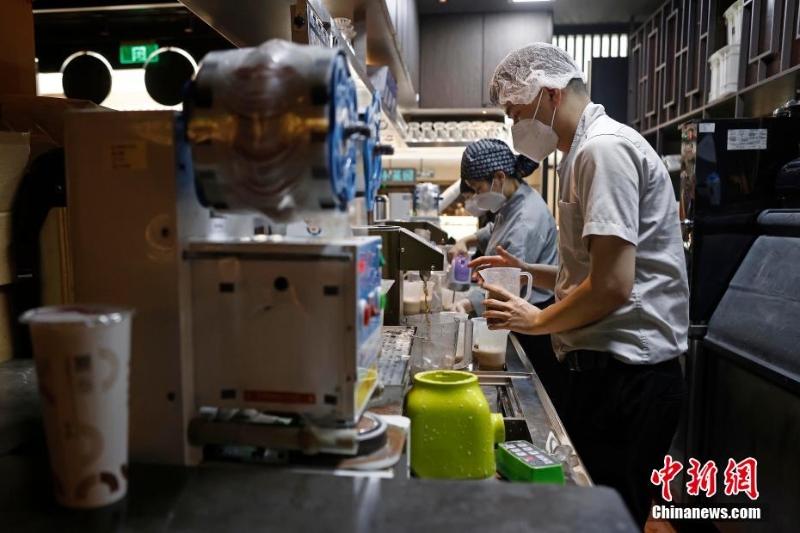 （上海战疫录）上海大型商场全力推动具有保供证明的餐饮企业复工复产