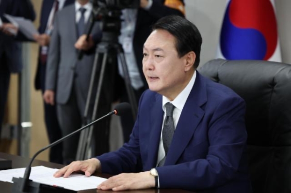 5月10日，韩国总统尹锡悦在首尔龙山总统办公大楼内的国家危机管理中心接管军队统帅权，正式履新。（图源：韩联社）
