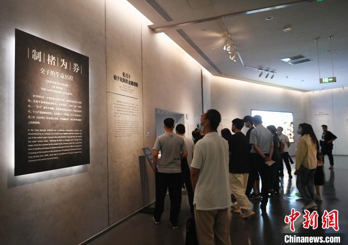 观众参观展览。　安源 摄