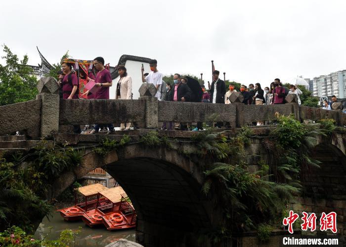 图为闽台青年恭请“福神”从福州台江区三通桥头出发。　吕明 摄