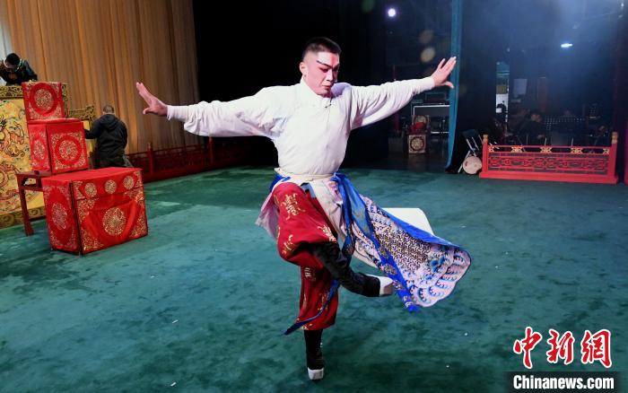 演出前，福建京剧院优秀青年演员李献科在舞台上作热身动作。　记者刘可耕 摄