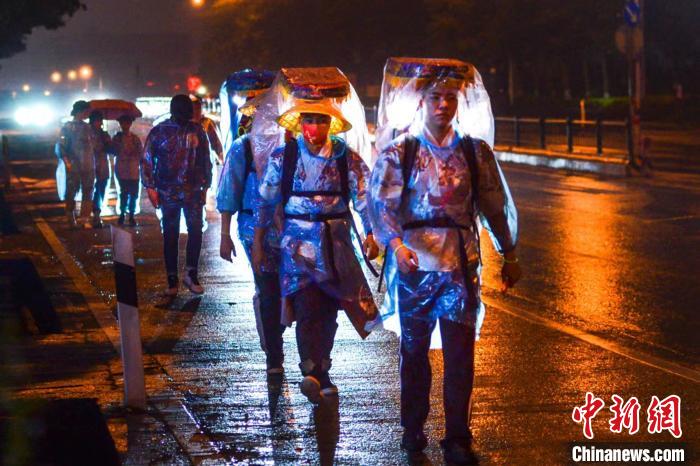 闽台青年寻根队伍在雨夜中徒步。　林春平 摄