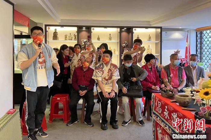 闽台青年在泉州一瓣香妈祖文化展览馆交流学习。　林国斌 摄