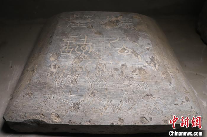 墓志盖四周采用线刻手法雕刻了人身兽首的十二生肖图像。　张玉坤 摄