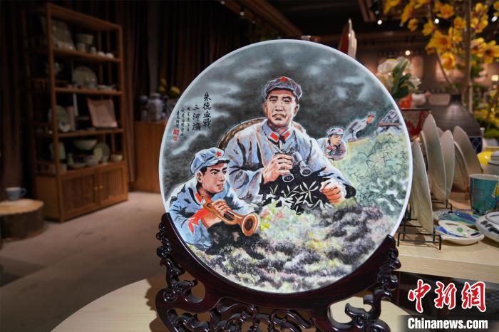 图为曾获得“广东百名工匠艺人作品陶瓷类金奖”的吉玉陶瓷产品 岳瑞轩 摄
