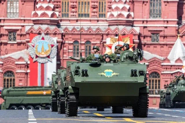 5月9日，俄罗斯首都莫斯科，BTR-MD空降装甲运兵车编队驶过红场。（图源：新华社）