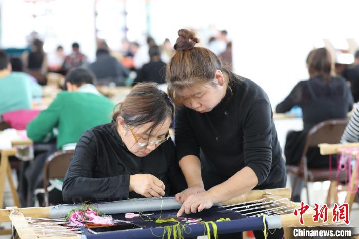 图为蒙古族刺绣车间，绣工在绣产品。　梁永峰 摄