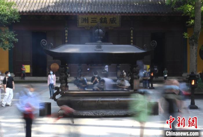 杭州灵隐寺“关闭”两个月后重开游客祈福健康平安