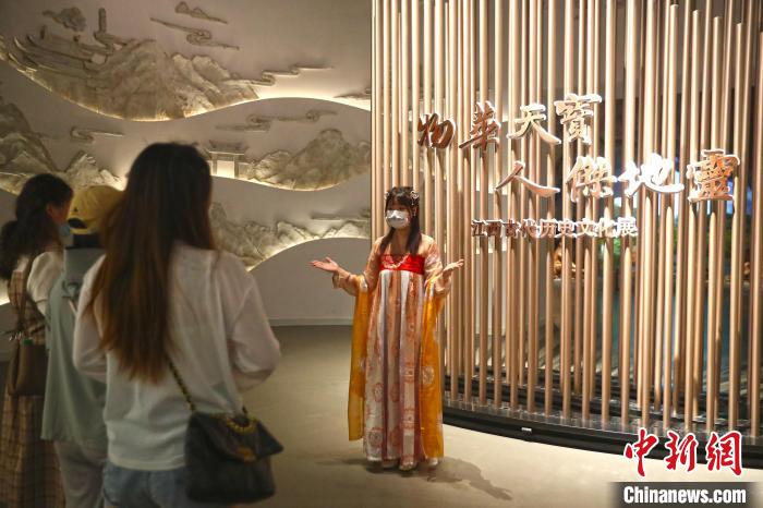 图为江西省博物馆讲解员巫悦(右)身穿汉服为观众讲解“物华天宝，人杰地灵——江西古代历史文化展”。　刘占昆 摄