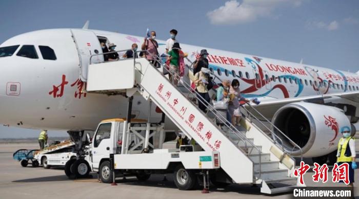 此前，甘肃政企合力开通执飞省内首条旅游串飞航线，破解了“点多线长”“旅长游短”瓶颈。(资料图) 甘肃省文化和旅游厅供图
