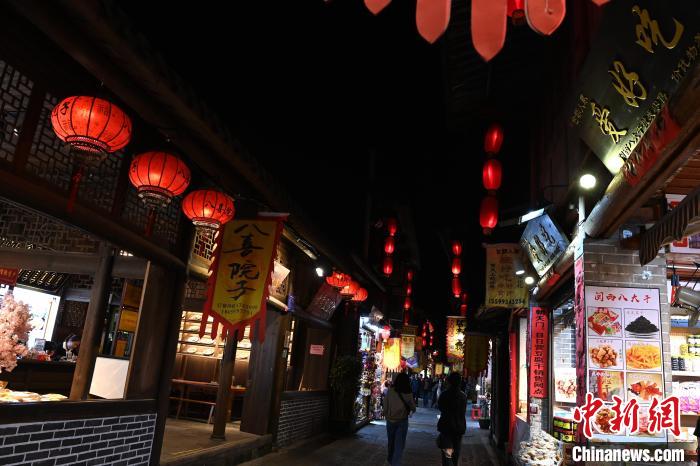 长汀店头街古色古香的老店铺吸引众多市民和游客前来游玩。　　张金川 摄