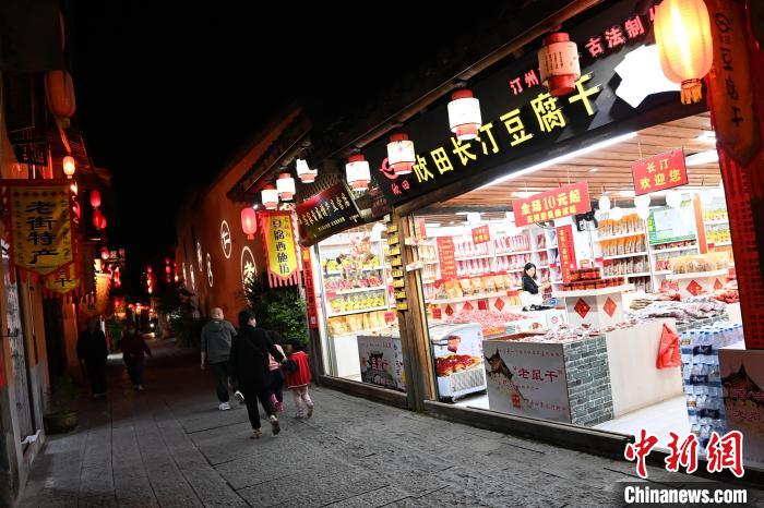 长汀店头街土特产店铺鳞次栉比。　　张金川 摄