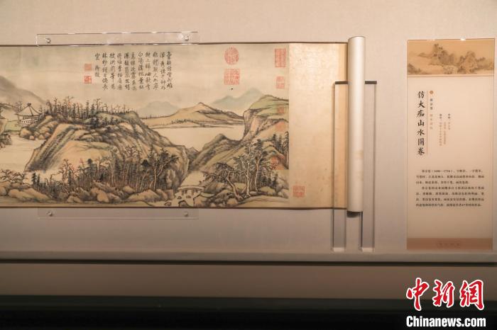 图为“气韵纵然五百年——天津博物馆藏明清绘画精品展”展出的画作。　刘力鑫 摄