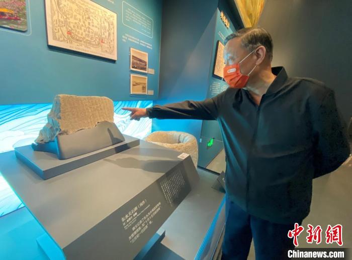 “东水关石碑”的捐赠者、南京市民柏澄宇来“探望”曾经的爱物。　申冉 摄