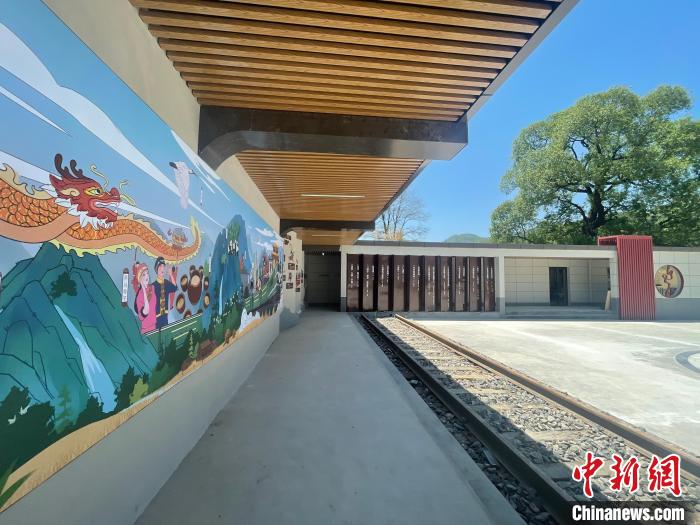 图为展馆外的广场。　周宝明 摄