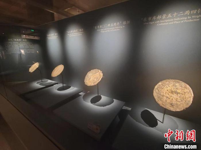 图为展出的银饼。　阿琳娜 摄