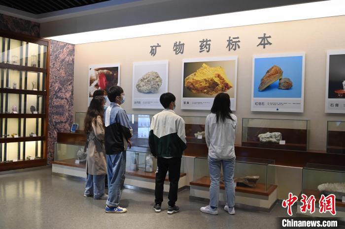 观众在博物馆参观。　安源 摄