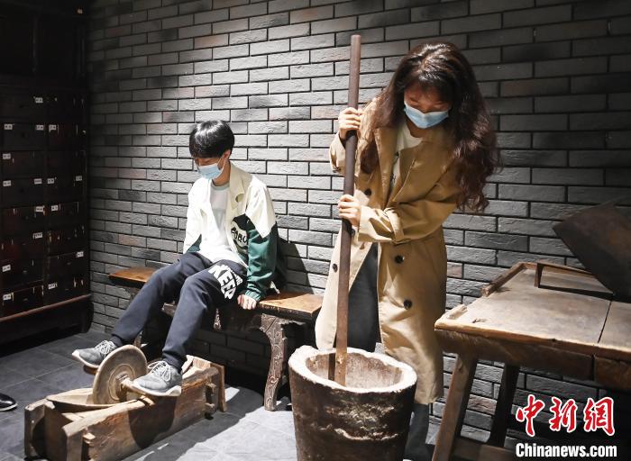 观众在博物馆体验。　安源 摄