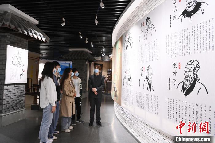 观众在博物馆参观。　安源 摄
