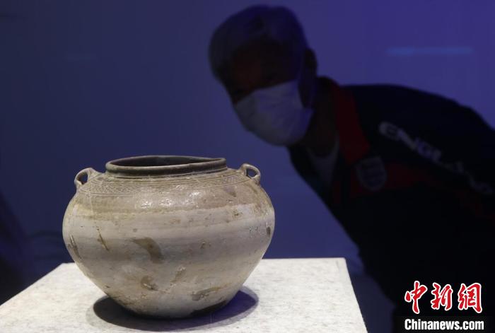 横跨几十万年历史的300件(套)珍贵文物为参观者描绘了南京这座古都源远流长的依河拥江生活。　泱波 摄