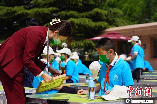 5月18日，甘肃省博物馆推出“百名儿童探索中华文明”主题少儿社教活动。　 九美旦增 摄