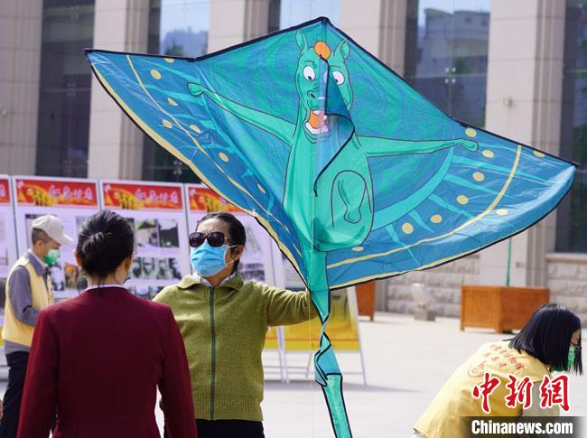 5月18日，甘肃省博物馆为观众免费发放文创产品“绿马飞侠”风筝。　 九美旦增 摄