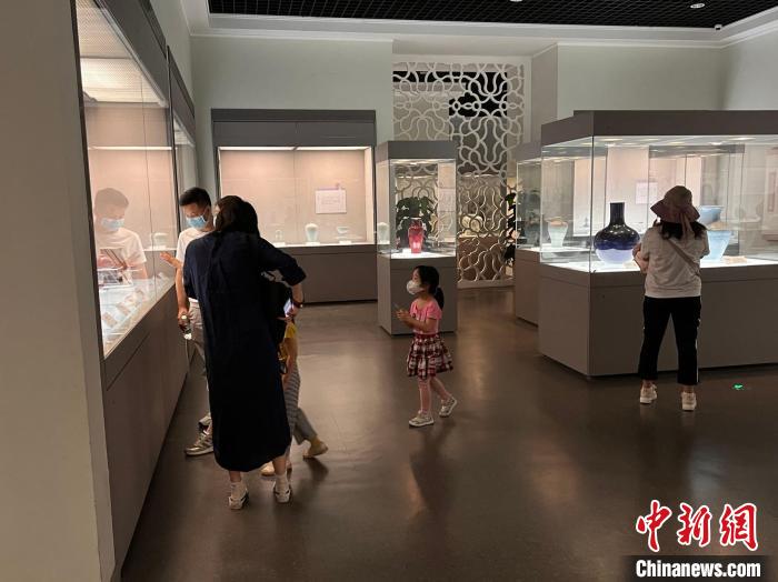 游客参观天津博物馆明清瓷器展 石蕴玉摄 摄